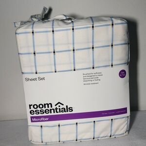 Room Essentials White and Blue Checkered Sheet Set